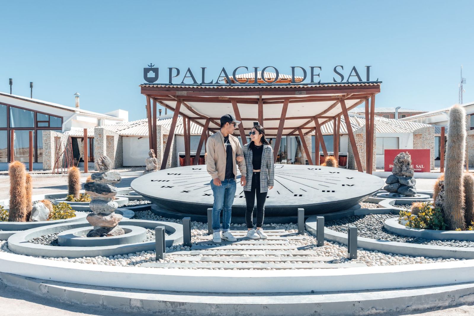 Entrada del Palacio de Sal con el gran reloj de sol