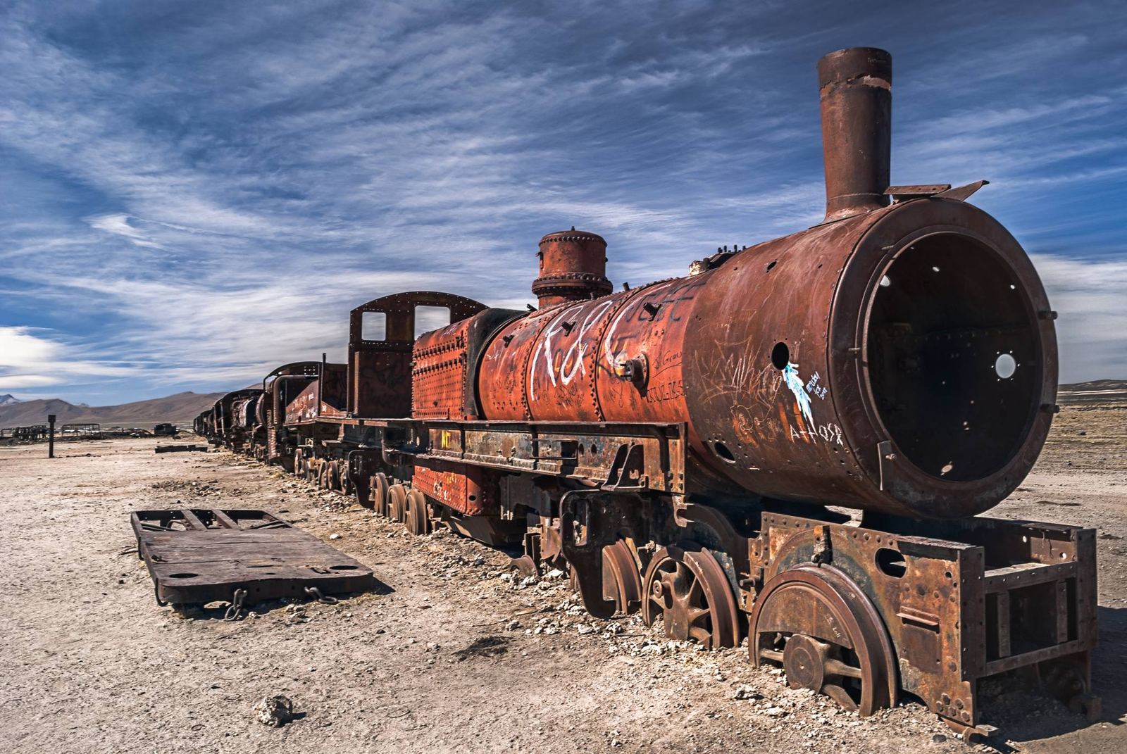 Locomotora a vapor oxidada en el Cementerio de Trenes de Uyuni