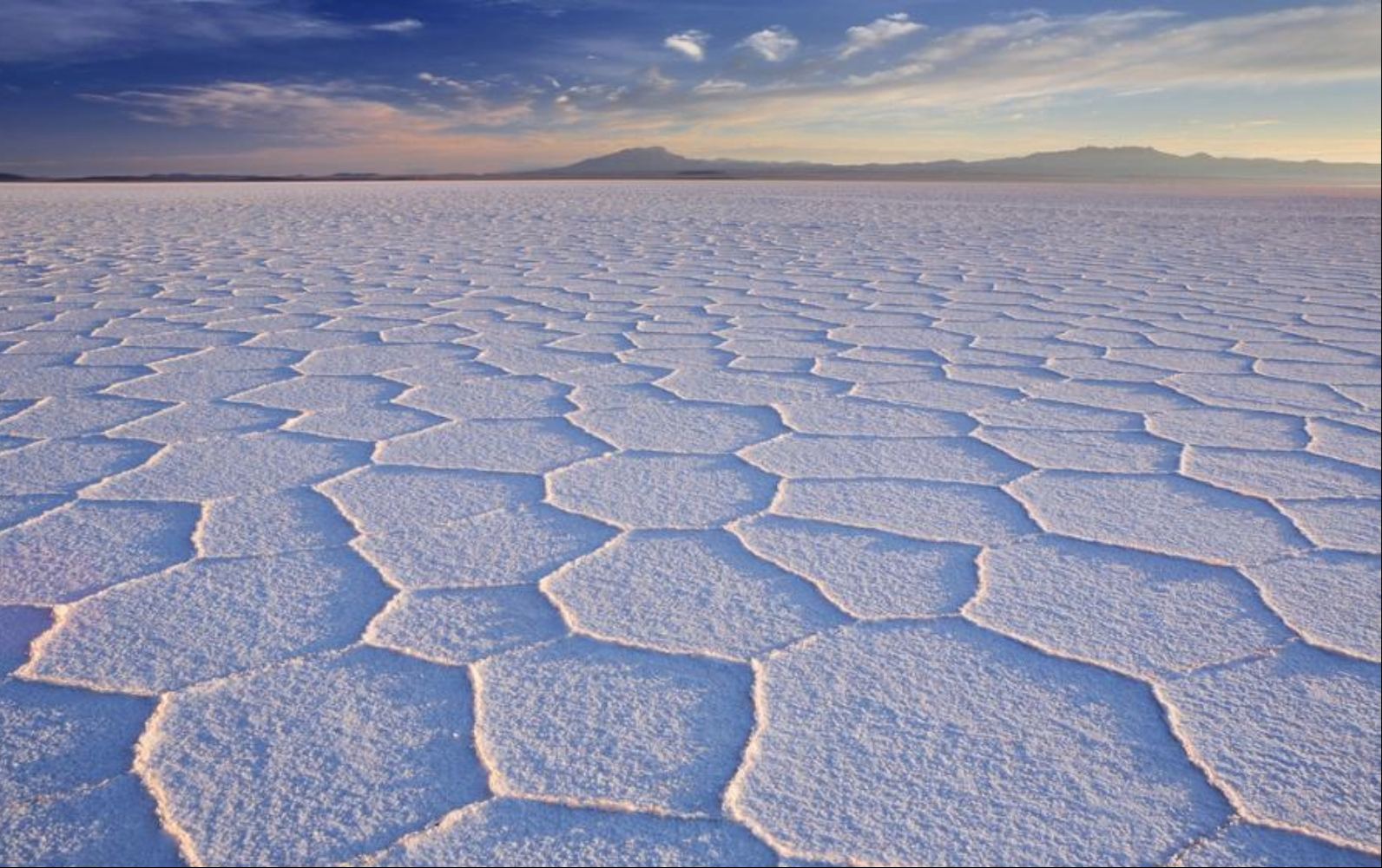 Mosaico hexagonal de sal al amanecer en el Salar de Uyuni